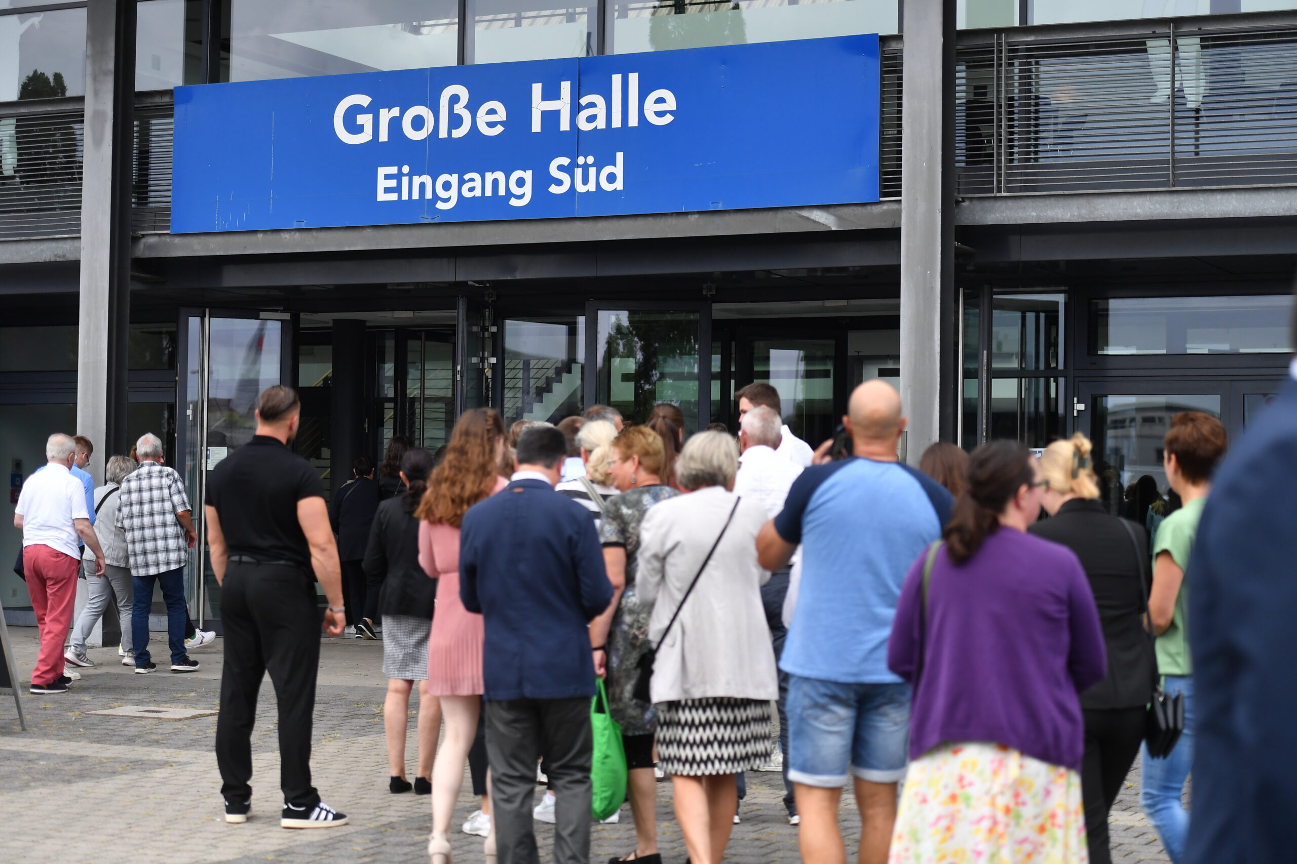 Eingang Süd der Halle Münsterland, davor Menschen