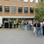 Gruppe von Studierenden vor dem Grill