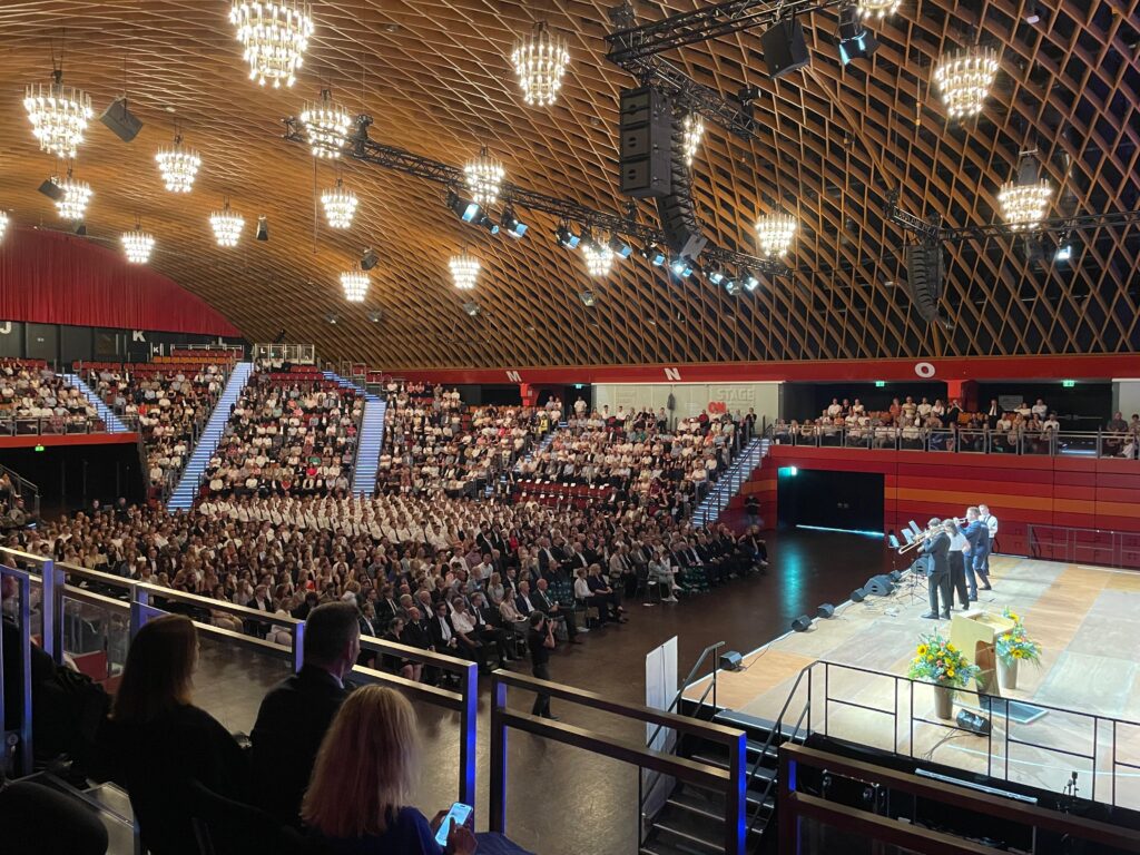 Gruppe von Menschen in der Halle Münsterland zur Graduierungsfeier.