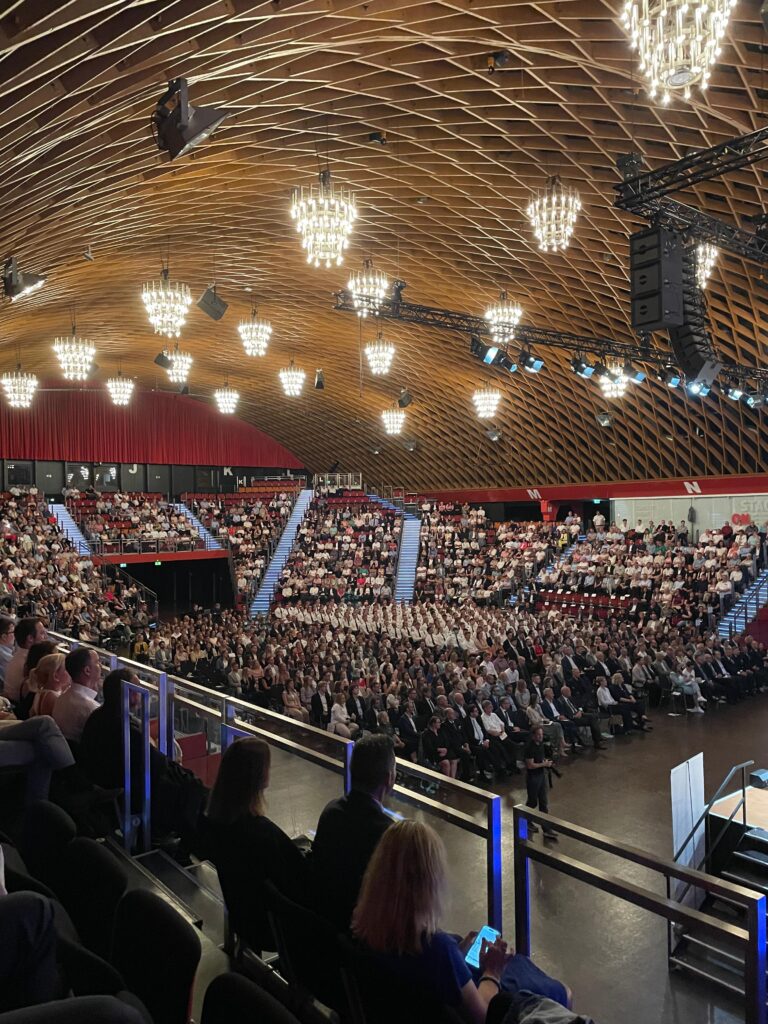 Gruppe von Menschen in der Halle Münsterland zur Graduierungsfeier.