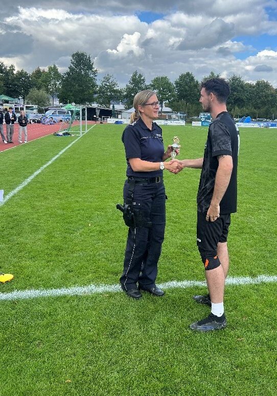 Frau Kunter überreicht einen Pokal für besondere Leistung