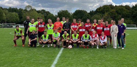 Die Mannschaft der Alex-Kickers mit dem Team der Polizei-Anwärtern zusammen in gemischten Teams